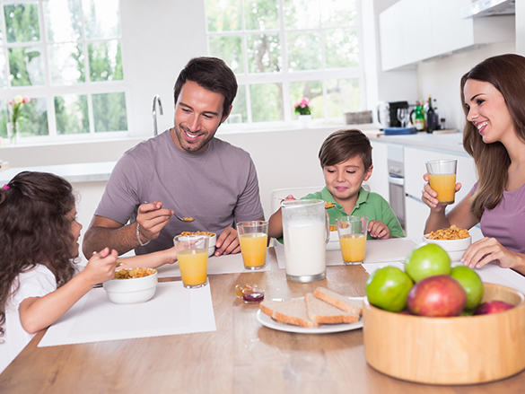 Familie beim Frühstücken