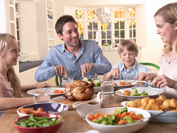 Familie beim Mittagessen