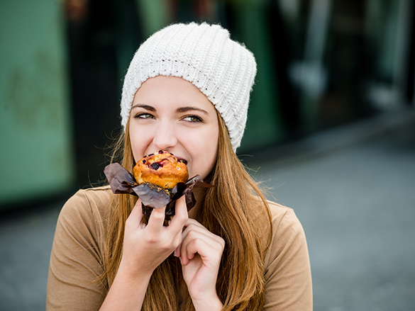 Frau beim Muffin essen