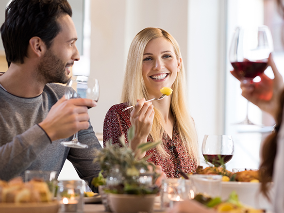 Freunde beim Abendessen