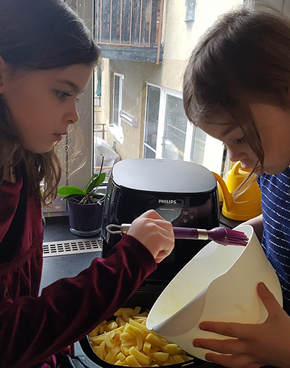 Kinder beim Kochen mit dem Airfryer