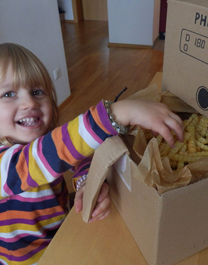 Kind mit einem Airfryer Prototyp